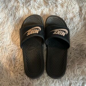 Black nike sandals